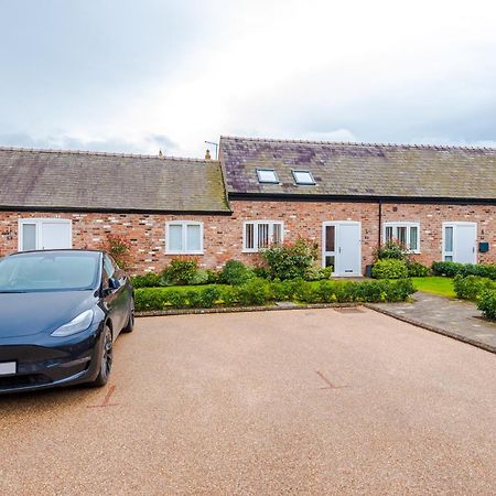 Number 21: A Breathtaking Chester Cottage With Parking Mollington  Exterior photo