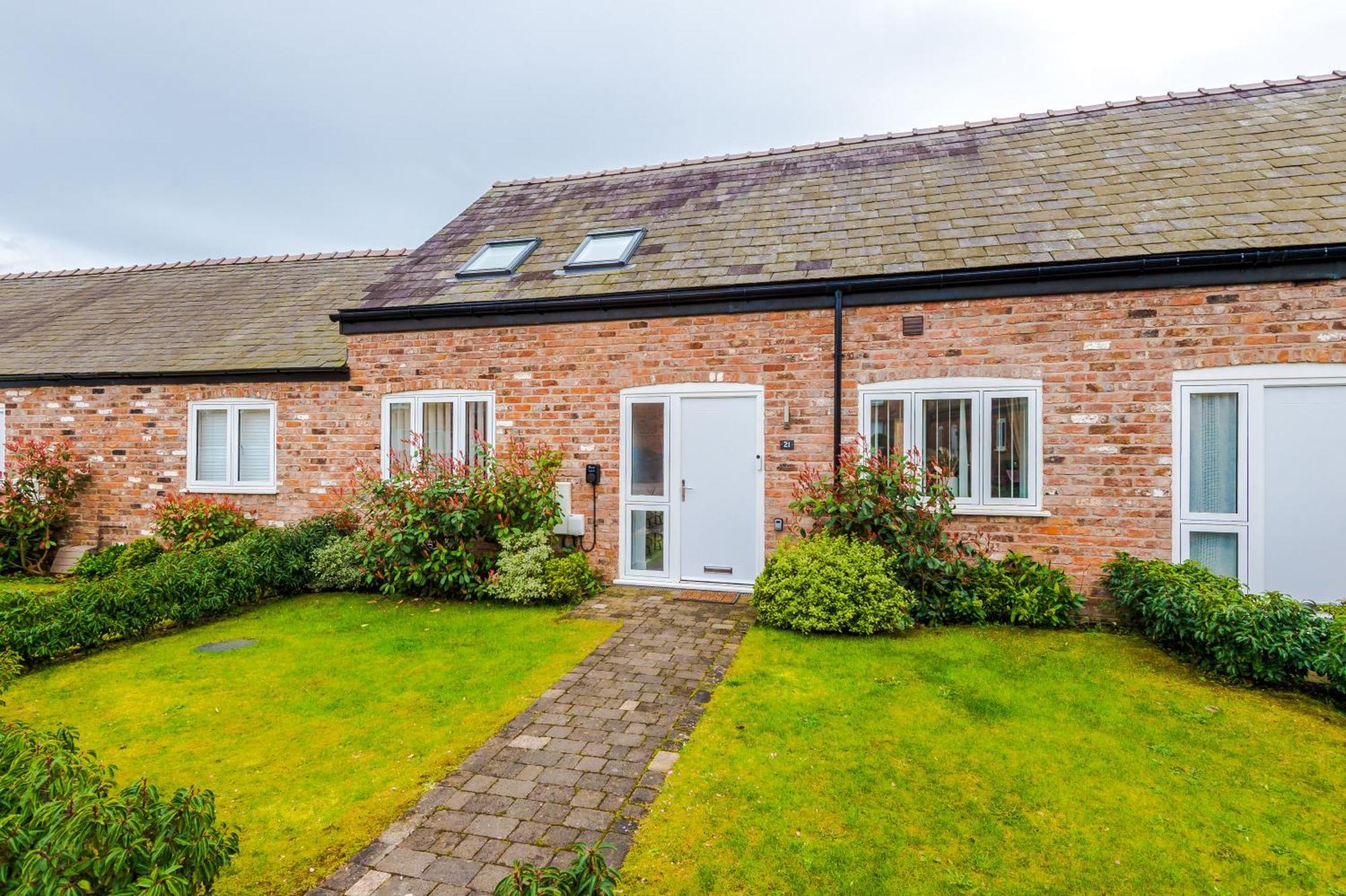 Number 21: A Breathtaking Chester Cottage With Parking Mollington  Exterior photo